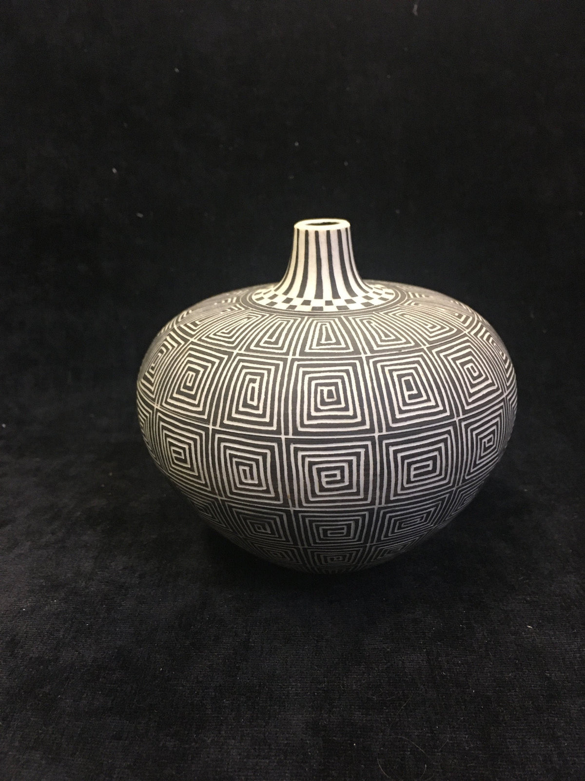 Leslie Thompson Sgraffito Black and White Pot Vase - Vintage