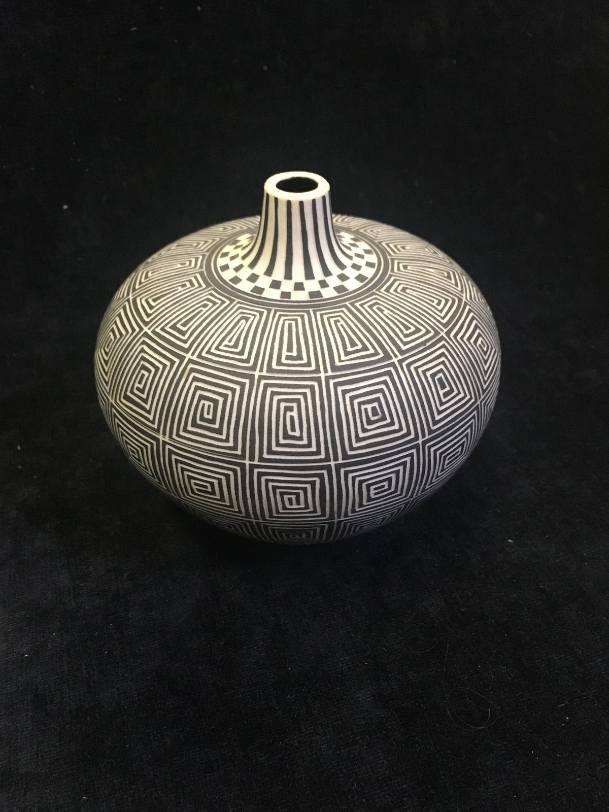 Leslie Thompson Sgraffito Black and White Pot Vase - Vintage